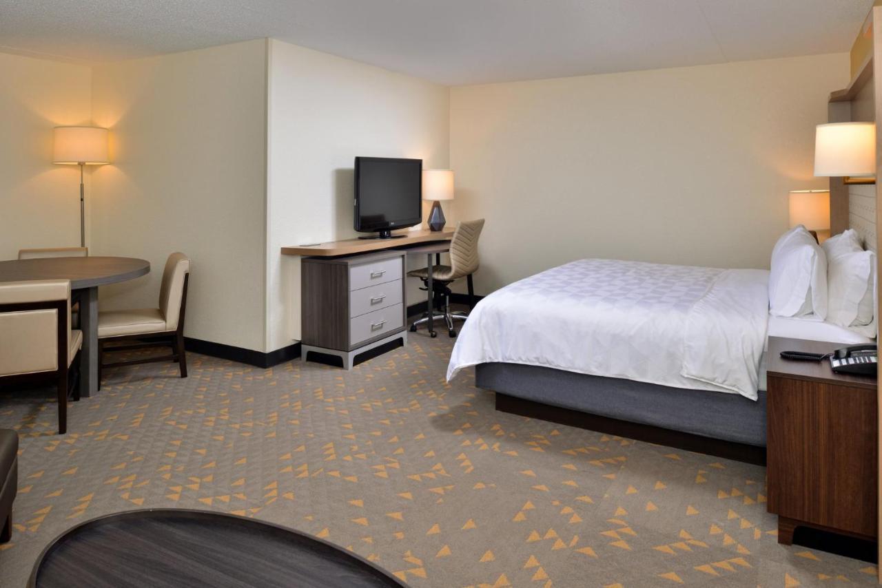 Holiday Inn Hotel & Suites Overland Park-Convention Center By Ihg Екстериор снимка
