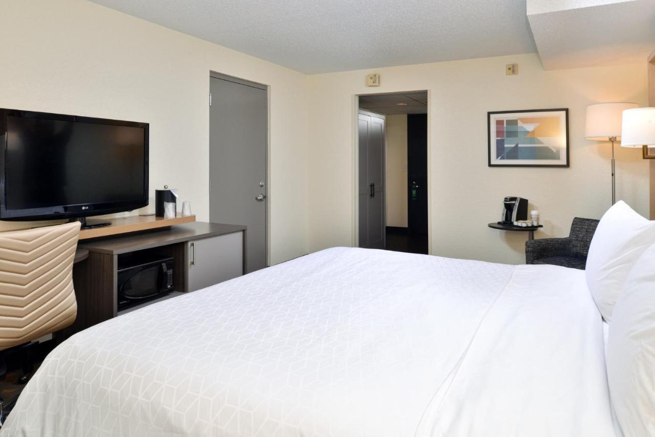 Holiday Inn Hotel & Suites Overland Park-Convention Center By Ihg Екстериор снимка